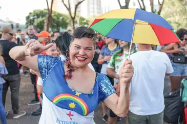 Joédson Alves/Agência Brasil Brasília (DF), 15/02/2026 - Damisia Lima fala com Agência Brasil durante carnaval de rua, bloco Galinho.
Foto: Joédson Alves/Agência Brasil