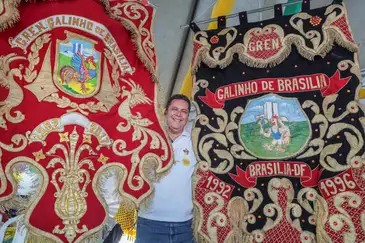 Joédson Alves/Agência Brasil Brasília (DF), 15/02/2026 - Organizador do bloco, Sérgio Brasiel fala com Agência Brasil durante carnaval de rua, bloco Galinho.
Foto: Joédson Alves/Agência Brasil