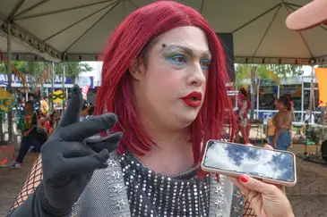 Brasília (DF), 16/02/2026 – Ursula Piantino fala com Agência Brasila durante apresentação do Bloco de carnaval Deficiente é a mãe, na torre de TV.
Foto: Valter Campanato/Agência Brasil