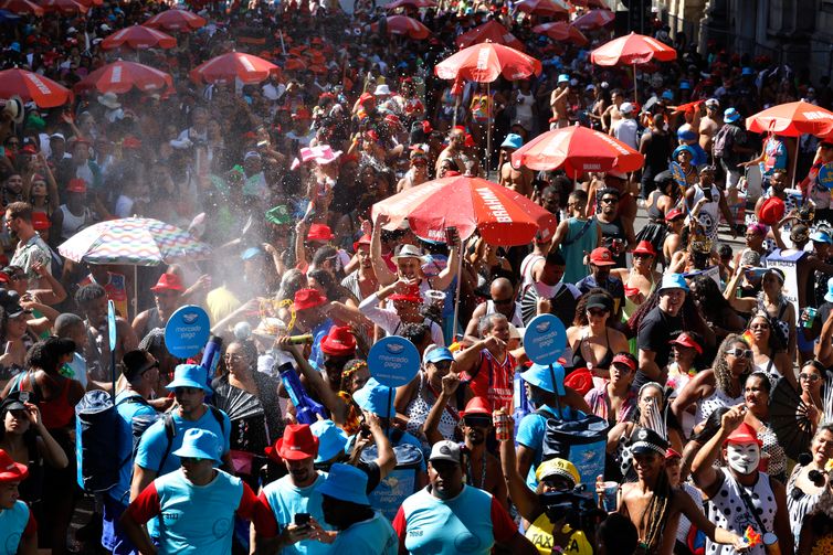 Tânia Rêgo/Agência Brasil Rio de Janeiro (RJ), 01/03/2025 - Foliões se divertem no 106º desfile do Cordão da Bola Preta, no centro da cidade. Foto: Tânia Rêgo/Agência Brasil
