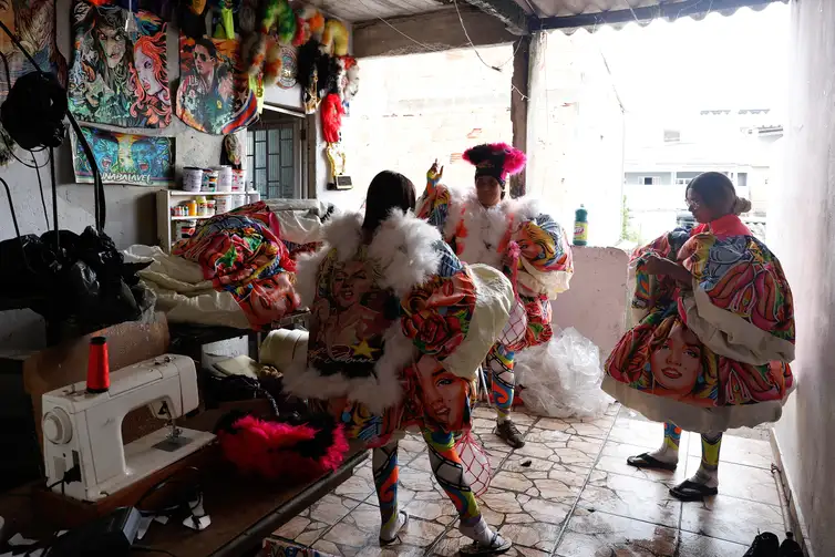 Rio de Janeiro (RJ), 06/02/2026 - Turma de bate-bola feminino, Brilhetes de Anchieta, se prepara para o carnaval 2026, em Anchieta, zona norte da cidade.  Foto: Tânia Rêgo/Agência Brasil