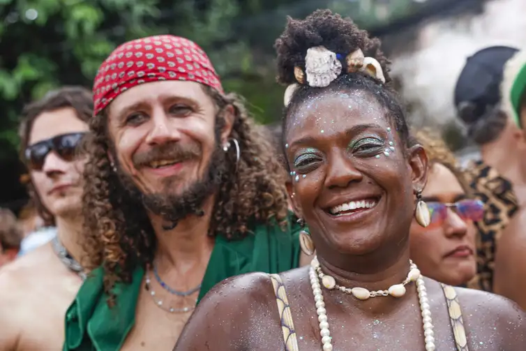 Rio de Janeiro (RJ), 08/02/2026 - Bloco latino tradicional do Rio, Bésame Mucho, desce ladeira do morro da Providência, no centro da cidade, com o tema da imigração e a revolta contra as sanções e perseguições impostas pelos Estados Unidos.
Foto: Tânia Rêgo/Agência Brasil