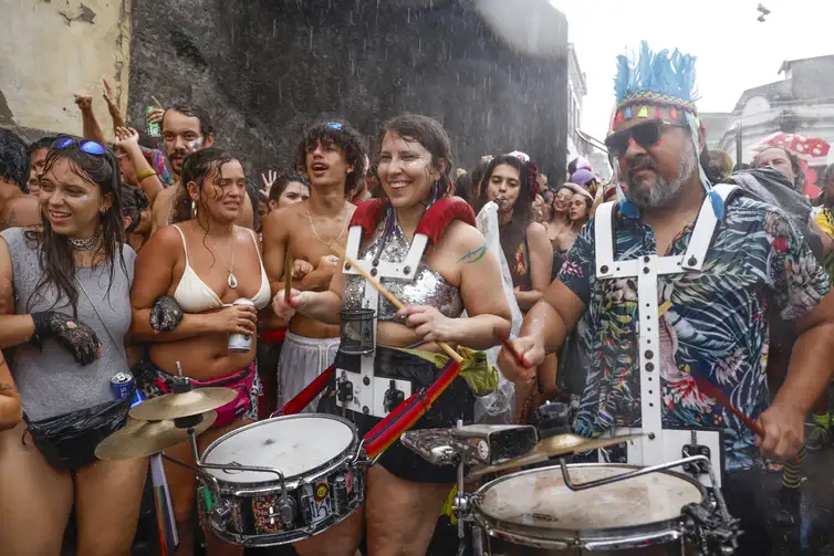 Rio de Janeiro (RJ), 08/02/2026 - Bloco latino tradicional do Rio, Bésame Mucho, desce ladeira do morro da Providência, no centro da cidade, com o tema da imigração e a revolta contra as sanções e perseguições impostas pelos Estados Unidos.
Foto: Tânia Rêgo/Agência Brasil