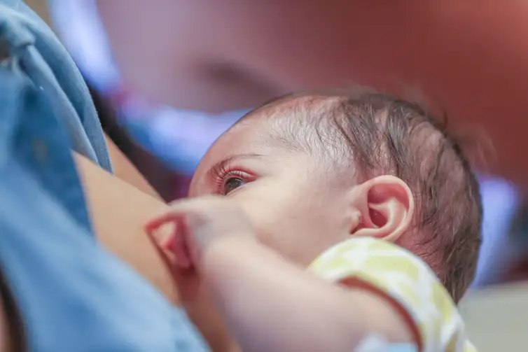 Brasília (DF), 16/02/2026 - Lorrane Paiva partcipa com seu bebê do mamaço”  em plena estação de metrô de Samambaia, como forma de superação ao que ainda resta de preconceito contra um gesto natural. O ato também servirá de abertura para a campanha Incentive a Vida.( Elza Fiuza/Agência Brasil)