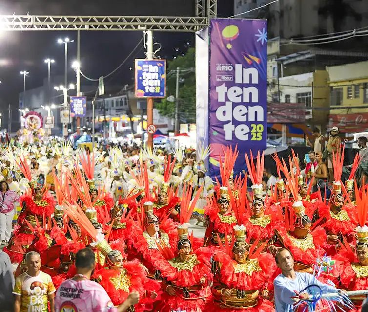 Rafael Catarcione/RioTur Rio de Janeiro (RJ), 12/02/2026 – Carnaval da Intendente Magalhães reúne escolas das Séries Prata, Bronze e Grupo de Avaliação.
Foto: RAFAEL CATARCIONE/RIOTUR