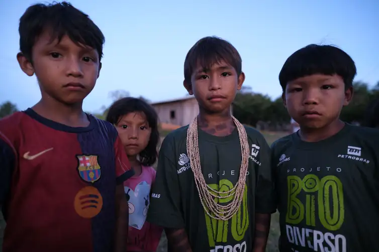 Fernando Frazão/Agência Brasil Brasnorte (MT), 09/04/2025 – Crianças indígenas do Povo Rikbaktsa na aldeia Beira Rio, Terra Indígena Erikpatsa. Foto: Fernando Frazão/Agência Brasil