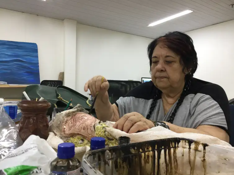 A carnavalesca Rosa Magalhães trabalhando no barracão da Portela