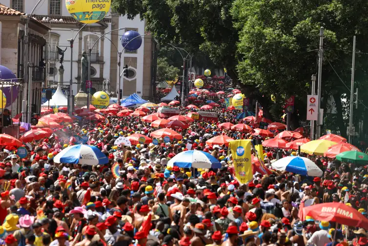 Tomaz Silva/Agência Brasil Rio de Janeiro (RJ), 14/02/2026 – O bloco Cordão da Bola Preta desfila no sábado de carnaval no centro do Rio de Janeiro. Foto: Tomaz Silva/Agência Brasil